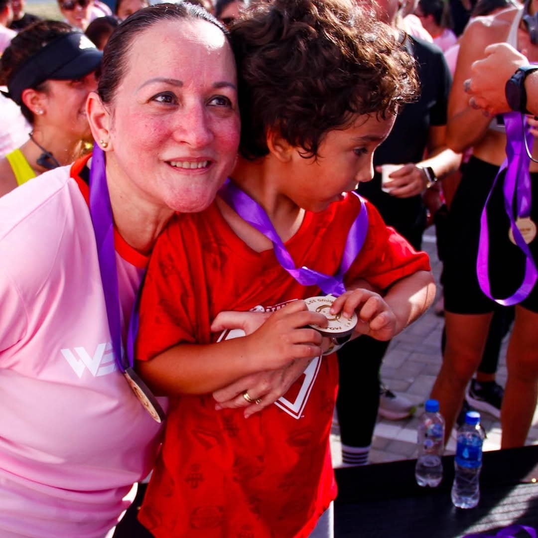 Una amiga de la Red con un niño, con la medalla de la carrera